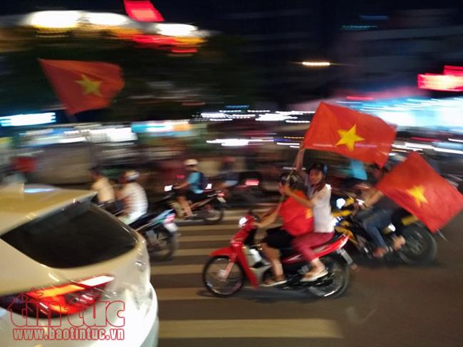 Cổ động viên TP Hồ Chí Minh xuống đường ăn mừng chiến thắng đội tuyển U23 Việt Nam ảnh 8